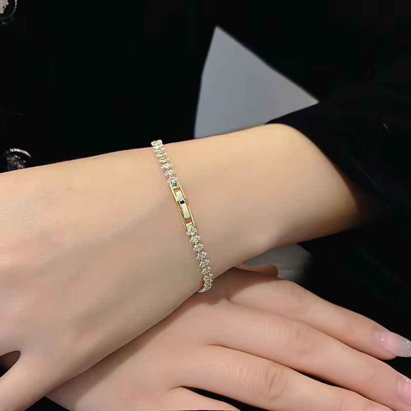 Zierliches Gold-CZ-Armband – F – Formal Gala Wear Women Bewertung und Preis